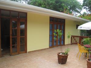 Ein Garten an der Unterkunft Contadora Island Inn