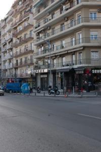 un edificio con moto parcheggiate di fronte a una strada di Stylish Zoi's appartment next to HELEXPO, White Tower a Salonicco