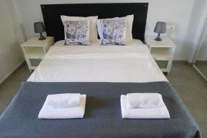 ein Schlafzimmer mit einem großen Bett mit zwei Handtüchern darauf in der Unterkunft Cala Balmins Sea View in Sitges