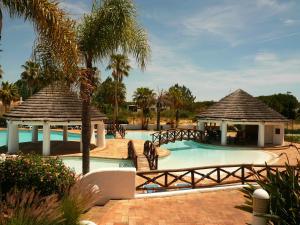 una piscina in un resort con gazebo di Luxury 2 Bedroom Apartment with Private Garden a Almancil