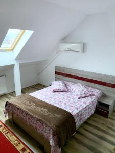 a bedroom with a bed and a window at Hotel Restaurant Enigma Plopeni in Plopeni