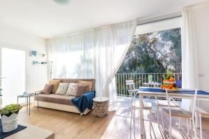 een woonkamer met een bank en een tafel bij Casa Olivastro Vista Mare in Santa Maria Navarrese