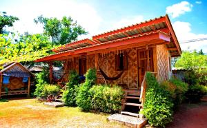 una pequeña casa con una escalera en un patio en Baan O K Chawkoh, en Ko Lanta