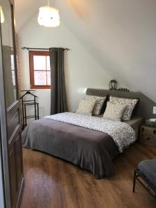 - une chambre avec un lit doté d'oreillers et d'une fenêtre dans l'établissement Paardenhof Guesthouse, à Esquelbecq