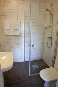 La salle de bains est pourvue d'une douche, de toilettes et d'un lavabo. dans l'établissement Rasta Lilla Edet, à Lilla Edet