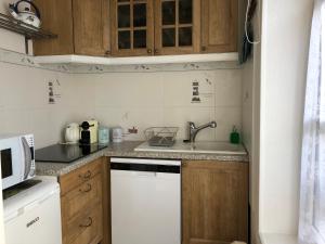 una cucina con lavandino e lavastoviglie di L'authentique a Honfleur Altre 12 foto