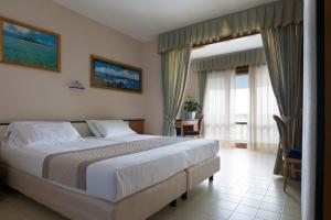 Postel nebo postele na pokoji v ubytování Hotel Monaco & Quisisana + 37 fotografií