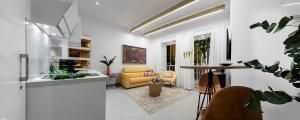 ein Wohnzimmer mit einem gelben Sofa und einem Tisch in der Unterkunft Lukanda Placentines in Sevilla