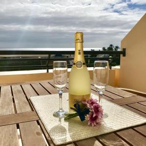 モロ・デル・ハブレにあるSeaviews Morro Jable by VillaGranCanariaのシャンパン1本とグラス2杯