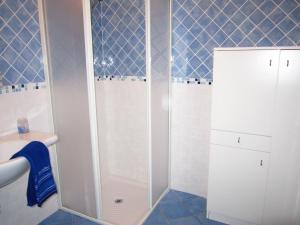 a bathroom with a shower and a sink at Le Case dei Pescatori - La Suite in Ponza