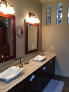 ein Badezimmer mit zwei Waschbecken und einem großen Spiegel in der Unterkunft Villa Cayo in San Ignacio