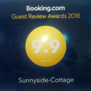 un cerchio giallo con le parole del certificato di valutazione degli ospiti di SunnySide-Cottage a Ennistymon