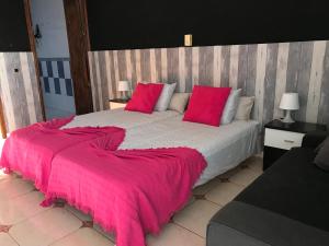 Un pat sau paturi într-o cameră la B&B Finca La Luna Azul