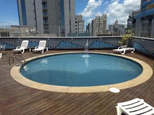 a swimming pool on the roof of a building at GUARAPARI RESIDENCE antigo Bristol in Guarapari