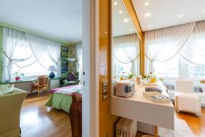 Cet appartement comprend une chambre avec un lit et une chambre avec une cuisine. dans l'établissement O-House Posillipo by Napoliapartments, à Naples
