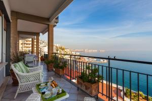 un balcon avec vue sur l'eau dans l'établissement O-House Posillipo by Napoliapartments, à Naples