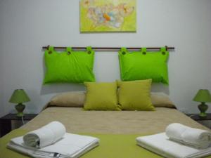 プエルト・マドリンにあるKosten al Marのベッドルーム1室(緑の枕とタオル付きのベッド1台付) +76枚の写真