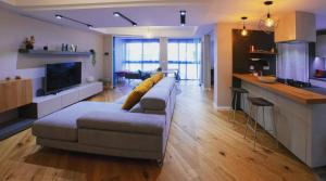 salon z kanapą i kuchnią w obiekcie Hexagonal Design Apartment w Walencji