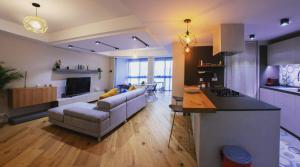 kuchnia i salon z kanapą i stołem w obiekcie Hexagonal Design Apartment w Walencji