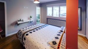 sypialnia z łóżkiem w pokoju z oknem w obiekcie Hexagonal Design Apartment w Walencji