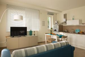 a living room with a couch and a kitchen at Vilu Suite Mare in Polignano a Mare