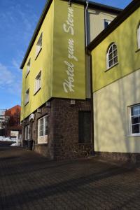 een gebouw met een bord aan de zijkant bij Hotel-Restaurant Zum Stern in Baumholder