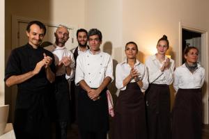 un grupo de chefs posando para una foto en Agriturismo La Galizia, en Cuggiono