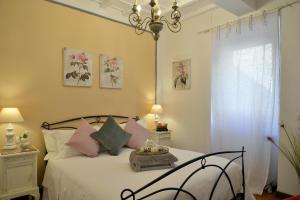 ein Schlafzimmer mit einem Bett und einem Tisch darauf in der Unterkunft Belvedere Suite Florence in Florenz