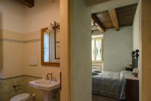 baño con lavabo y cama en Agriturismo Colle Tocci, en Subiaco