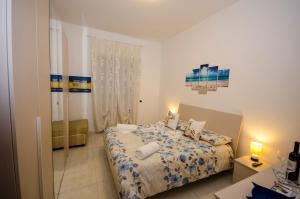 A bed or beds in a room at Hello Rose - Appartamento intero