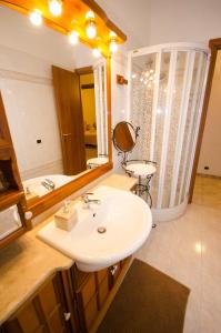 un baño con lavabo y espejo en Hello Rose - Appartamento intero, en Roma