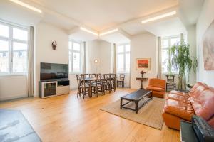 uma sala de estar com um sofá e uma mesa em Spacious & Bright Apartment in Cais Sodre em Lisboa