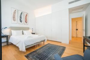 Una cama o camas en una habitación de Spacious & Bright Apartment in Cais Sodre