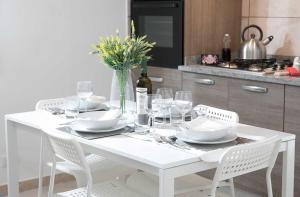 A kitchen or kitchenette at Villa Edoné Frontemare