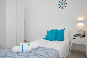 A bed or beds in a room at Villa Edoné Frontemare