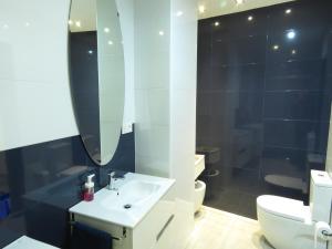 グラナダにあるPiso 2 dormitorios centro histórico Granadaのバスルーム(白い洗面台、鏡付)