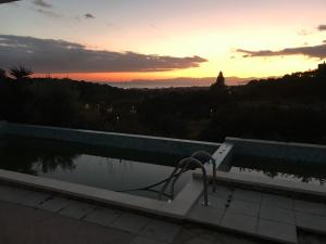 Bazén v ubytování villa Orchidee Sardegna nebo v jeho okolí