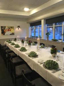 una sala de conferencias con una mesa larga con manteles blancos en Hotel Rødding en Rødding