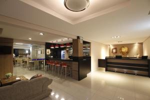a living room with a couch and a bar at Klein Ville Dois Irmãos in Dois Irmãos
