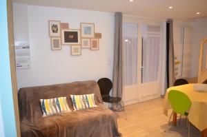 sala de estar con sofá y mesa en Logement Vendée, en Saligny