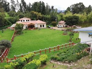 una vista aérea de un gran patio verde con una casa en Hacienda Moncora, un lugar hermoso para toda la familia y los amigos, en El Rosal
