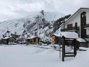 een bord in de sneeuw voor een berg bij Casa Grangeon in La Thuile