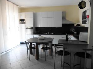 cocina con mesa y sillas en Appartamento il Veggio, en Poggio a Caiano