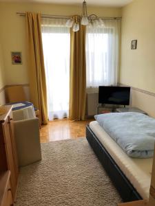 Łóżko lub łóżka w pokoju w obiekcie Haus Camelia