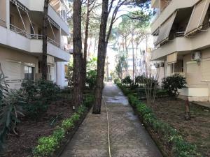 einen Gehweg vor einem Gebäude mit einer Nabelschnur in der Unterkunft Ap Relax , Golem - Mali robit in Golem