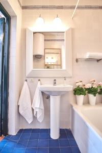 ein Badezimmer mit Waschbecken, Badewanne und Spiegel in der Unterkunft Aljarafe Paradise by Valcambre in Castilleja de la Cuesta