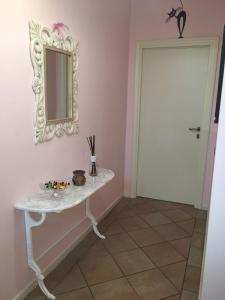 a bathroom with a mirror and a sink at La Stregatta in Fucecchio