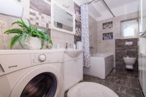 Kúpeľňa v ubytovaní Apartmani MM + 37 fotografií