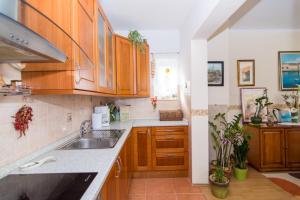 Kuchyňa alebo kuchynka v ubytovaní Apartmani MM