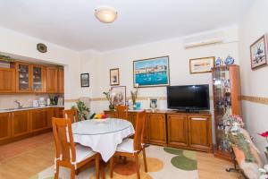 Televízia a/alebo spoločenská miestnosť v ubytovaní Apartmani MM